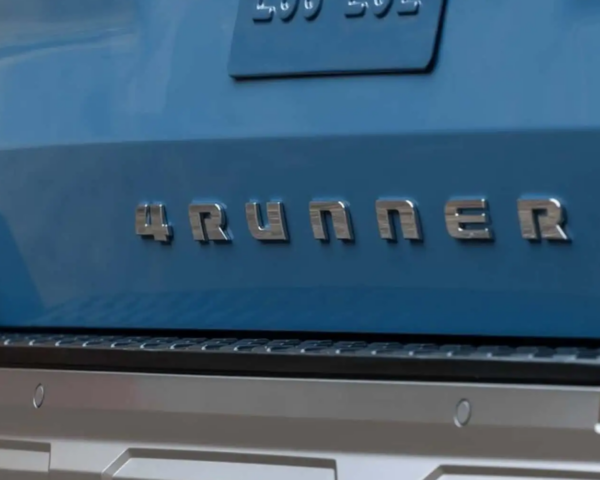 Nová Toyota 4Runner odhalila zadnú časť