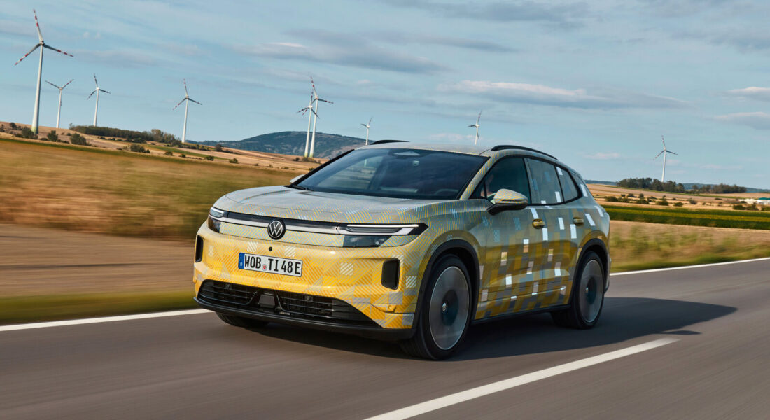 Predobočný pohľad na maskovaný prototyp Volkswagenu ID. Tiguan počas jazdy.