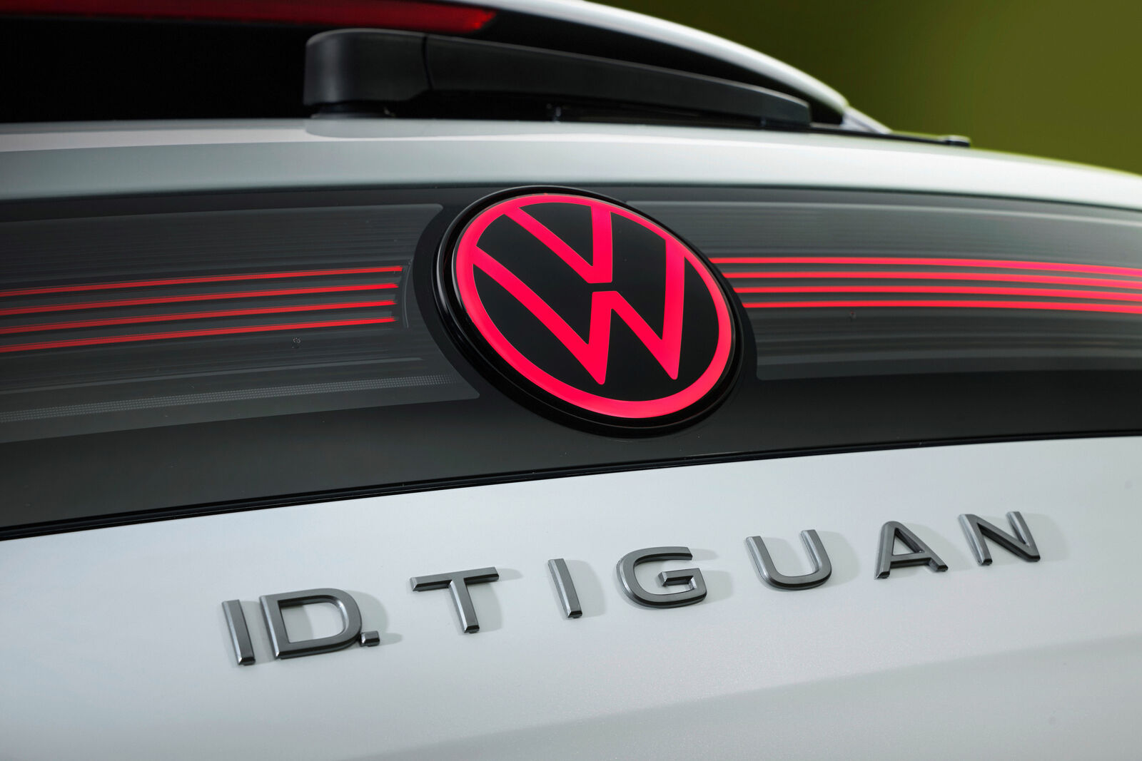 Detail zadnej časti maskovaného Volkswagenu ID. Tiguan s označením modelu.