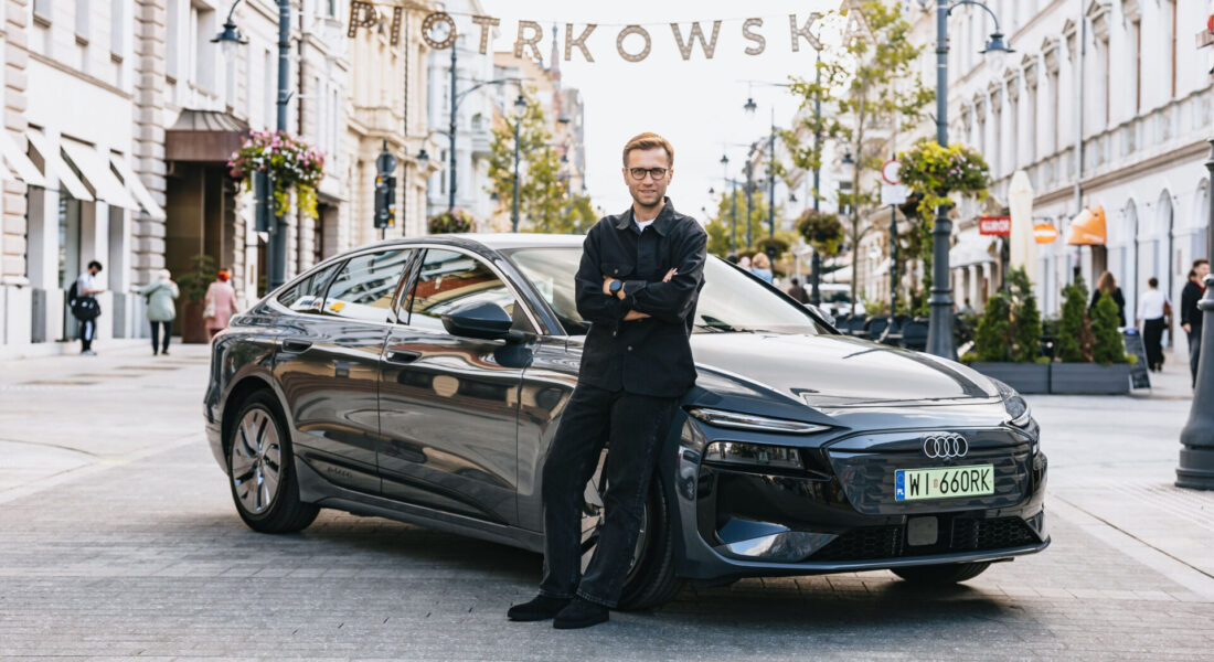 Miko Marczyk pri Audi A6 Sportback e-tron performance použitom pri rekordnom projekte