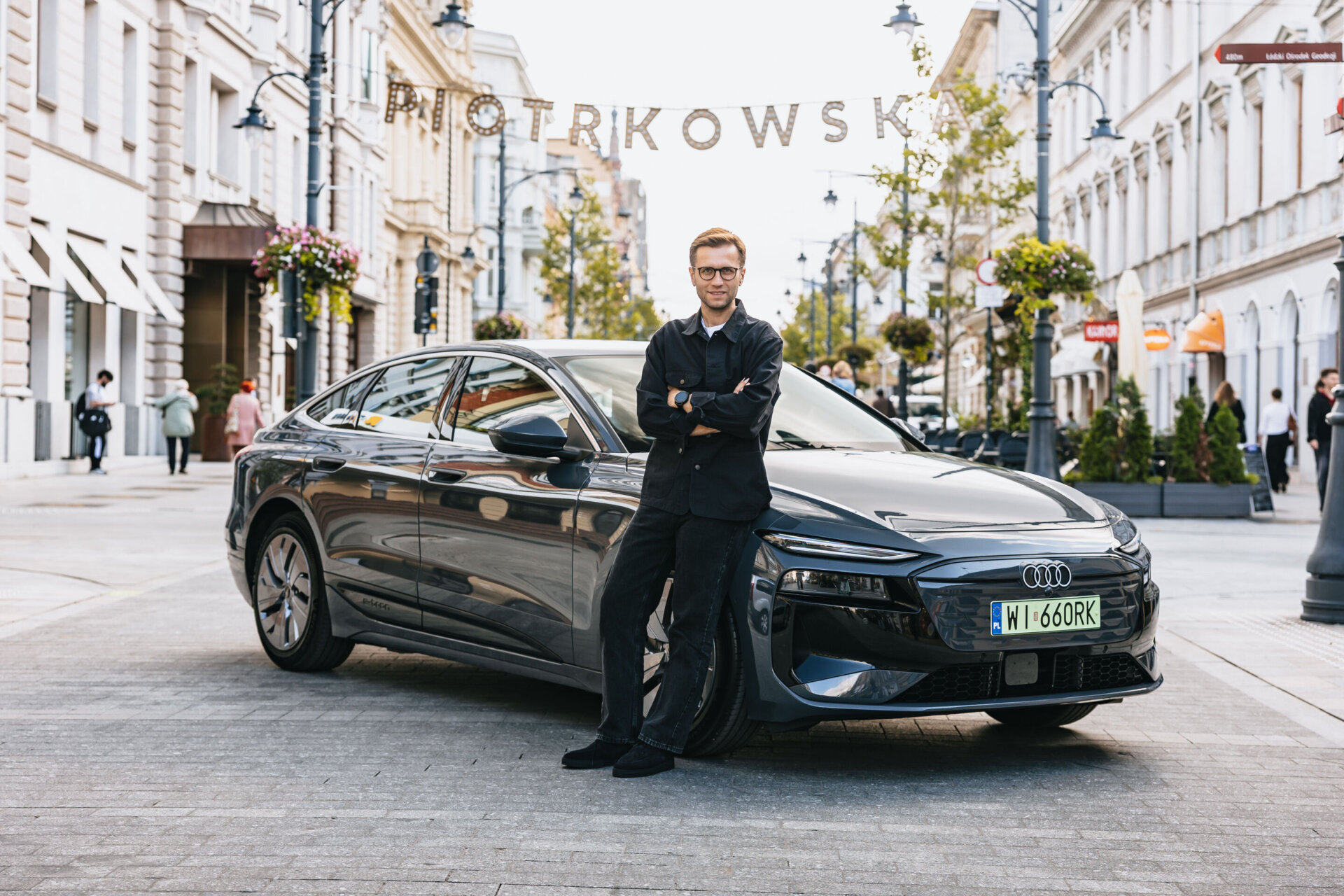 Miko Marczyk pri Audi A6 Sportback e-tron performance použitom pri rekordnom projekte