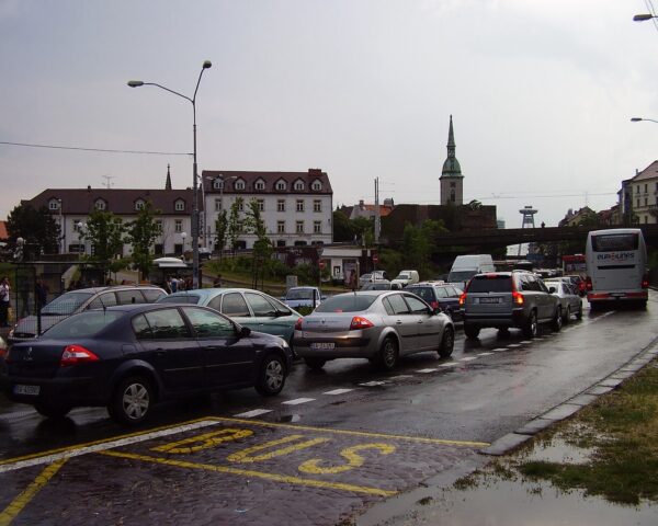 Automobilová premávka na Staromestskej ulici v Bratislave v roku 2008