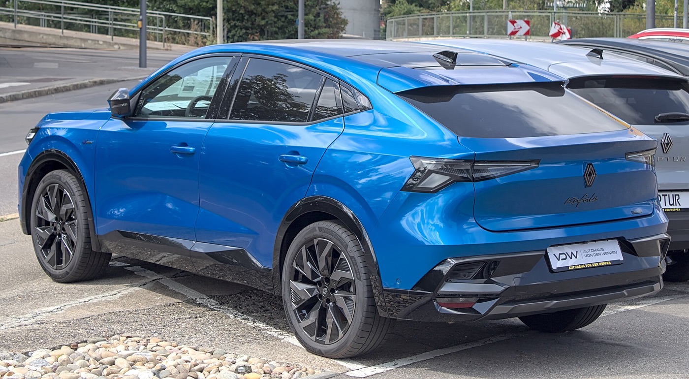 Modrý Renault Rafale v Stuttgarte; bežný model, nie limitovaná verzia Hypnotic