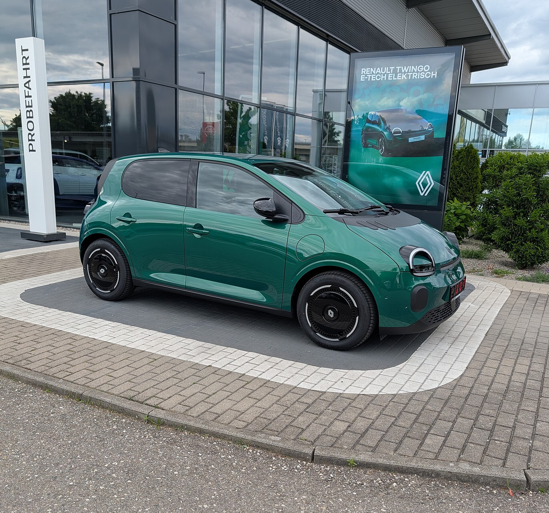 Renault Twingo E-Tech; ilustračná fotografia príbuzného modelu, nie Nissan PIXO