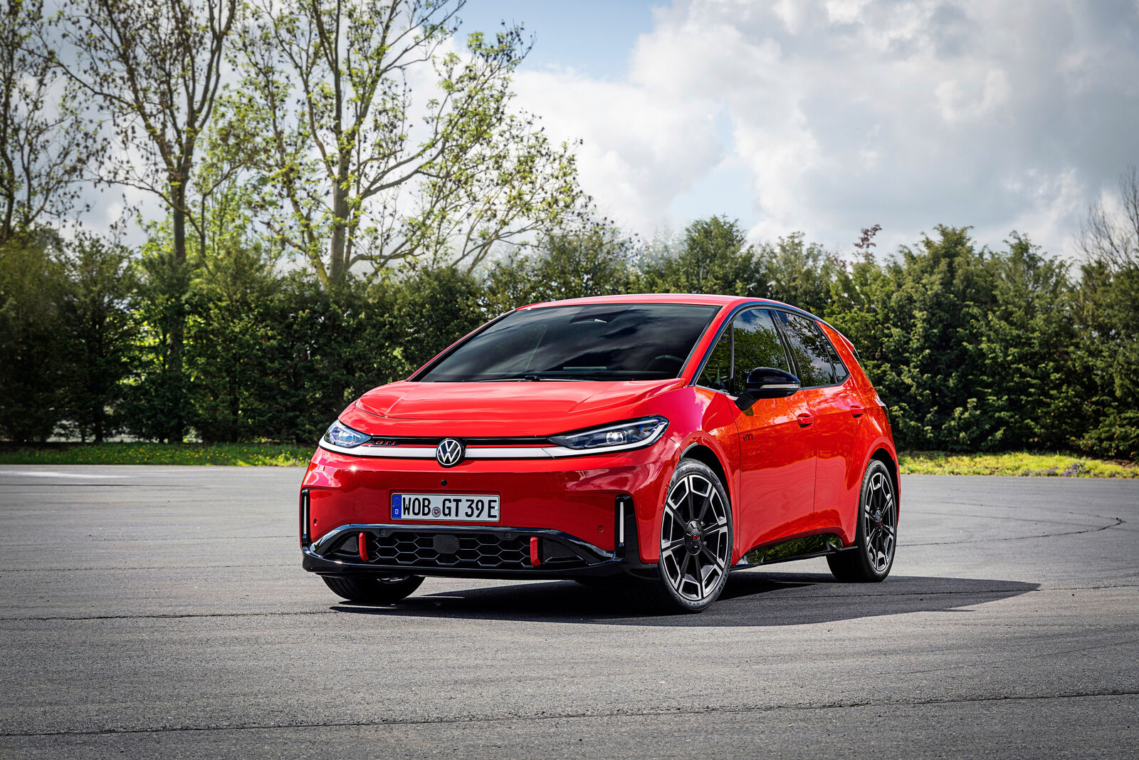 Červený elektrický Volkswagen ID.3 GTI fotografovaný spredu