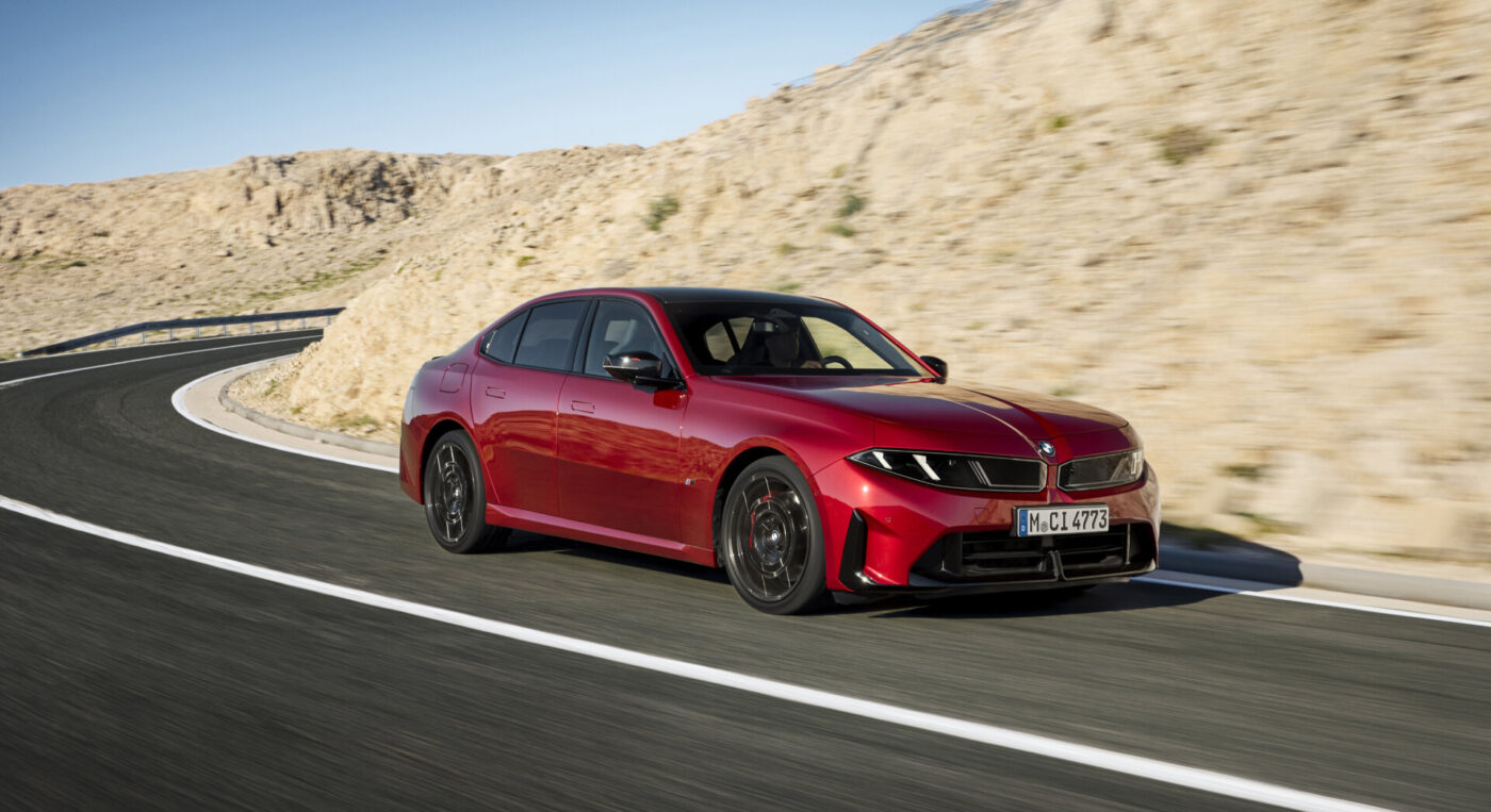 Nové BMW M350 xDrive na ceste, pohľad spredu.