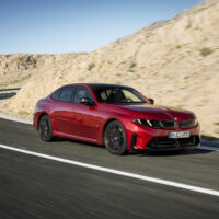 Nové BMW M350 xDrive na ceste, pohľad spredu.