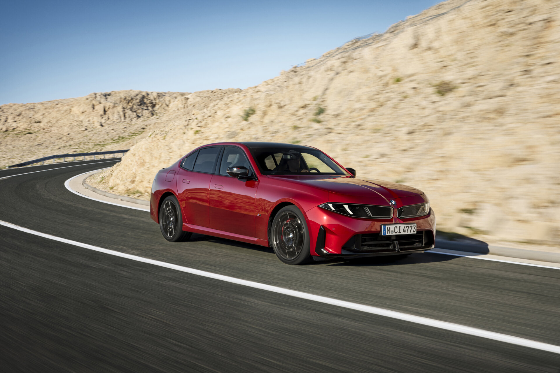 Nové BMW M350 xDrive na ceste, pohľad spredu.