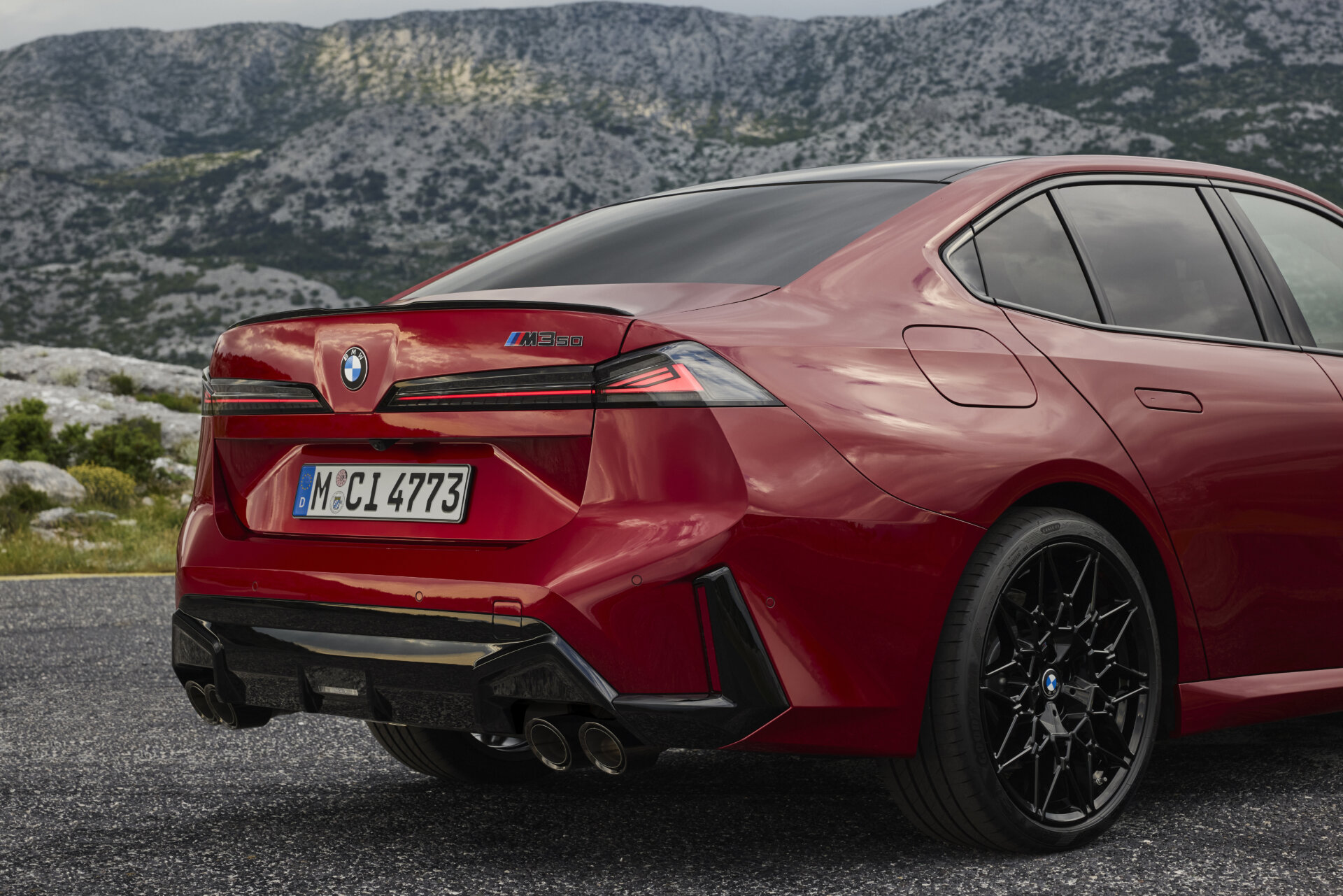 Zadná časť BMW M350 xDrive so štyrmi koncovkami výfuku.