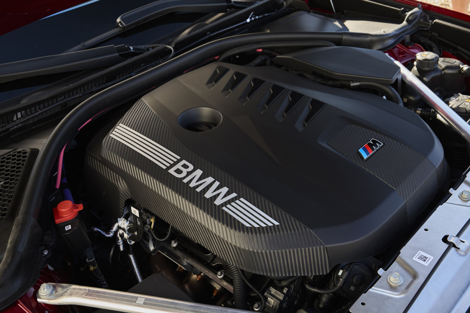 Detail motorového priestoru BMW M350 xDrive.