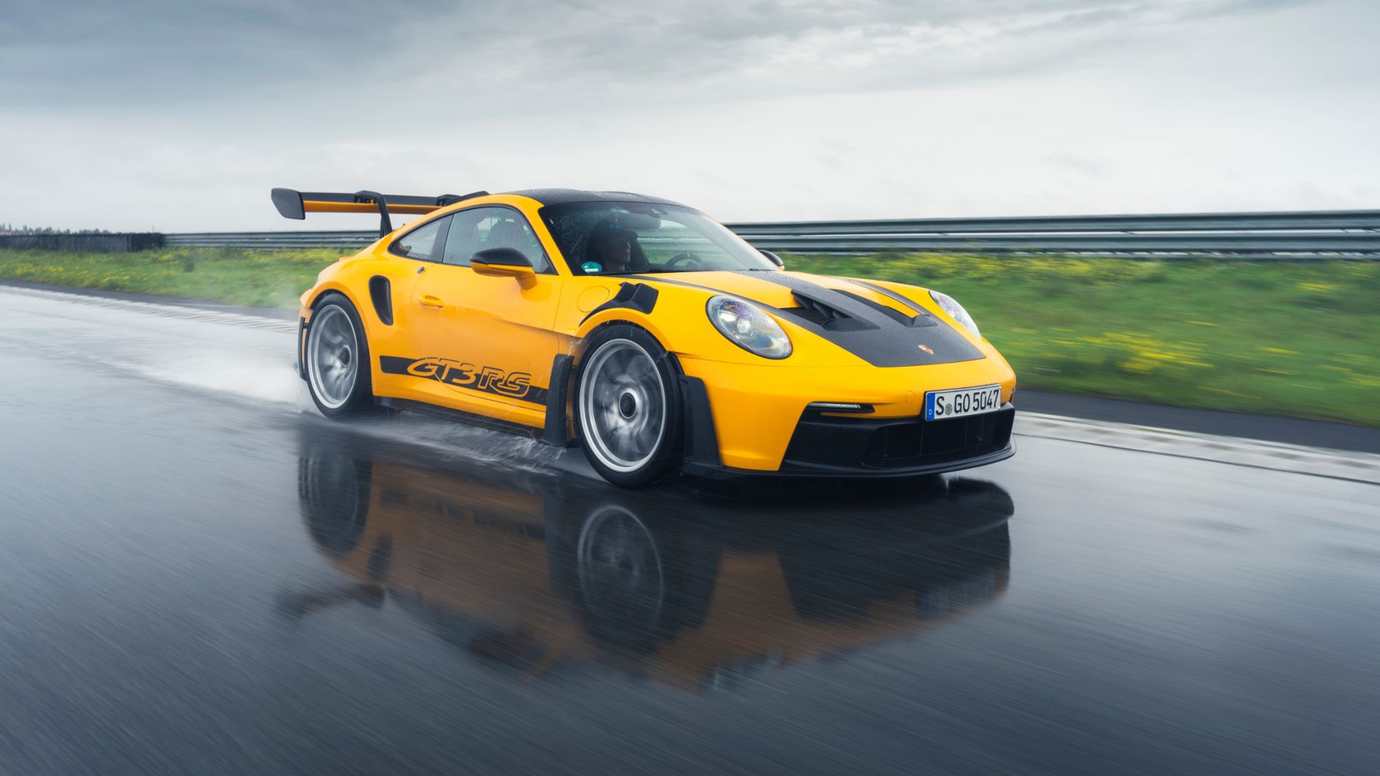 Žltý cestný Porsche 911 GT3 RS na trati