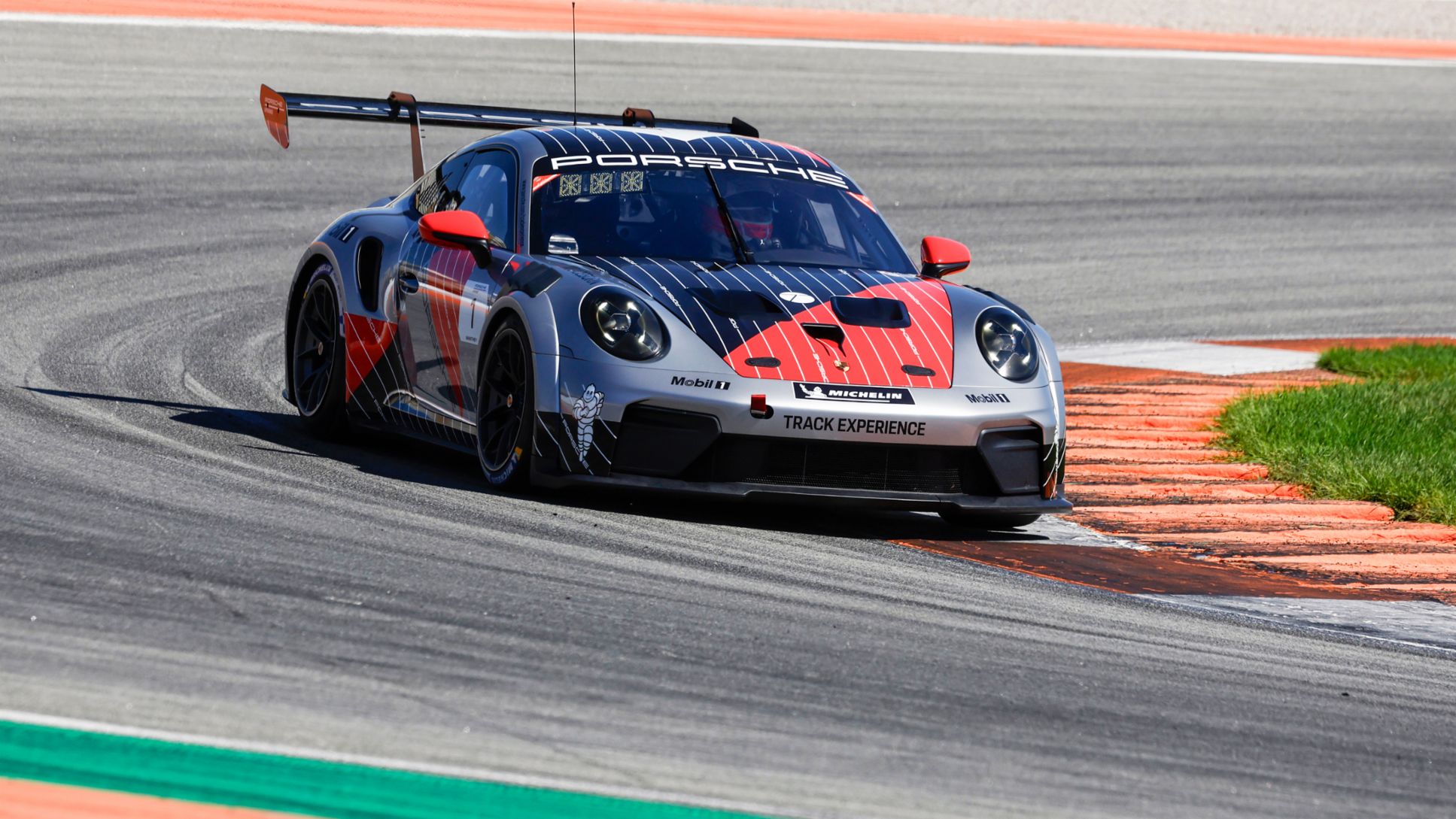 Pretekársky Porsche 911 Cup v zákrute okruhu Cheste