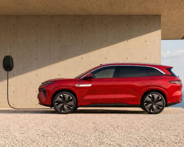 BYD Atto 8 má sedem miest a sľubuje nabitie za deväť minút