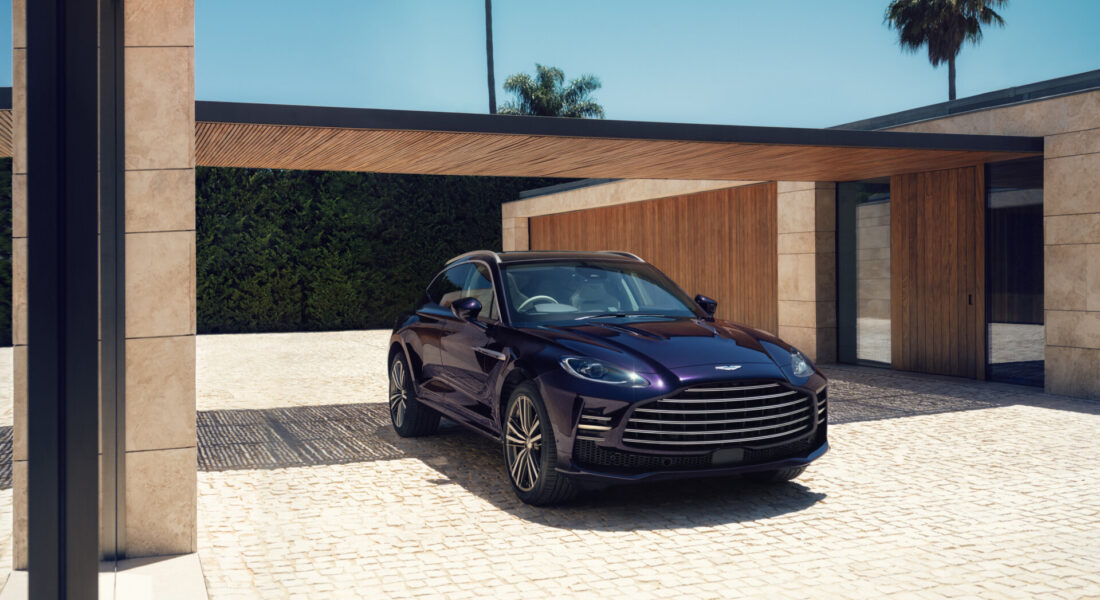 Nový Aston Martin DBX GT v pohľade spredu zboku.