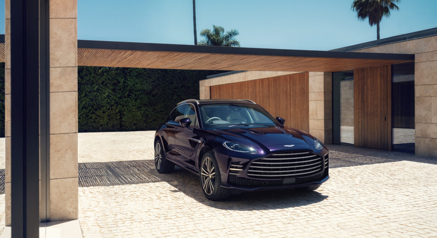 Nový Aston Martin DBX GT v pohľade spredu zboku.