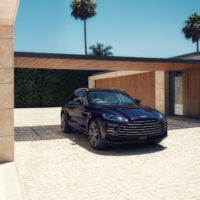 Nový Aston Martin DBX GT v pohľade spredu zboku.