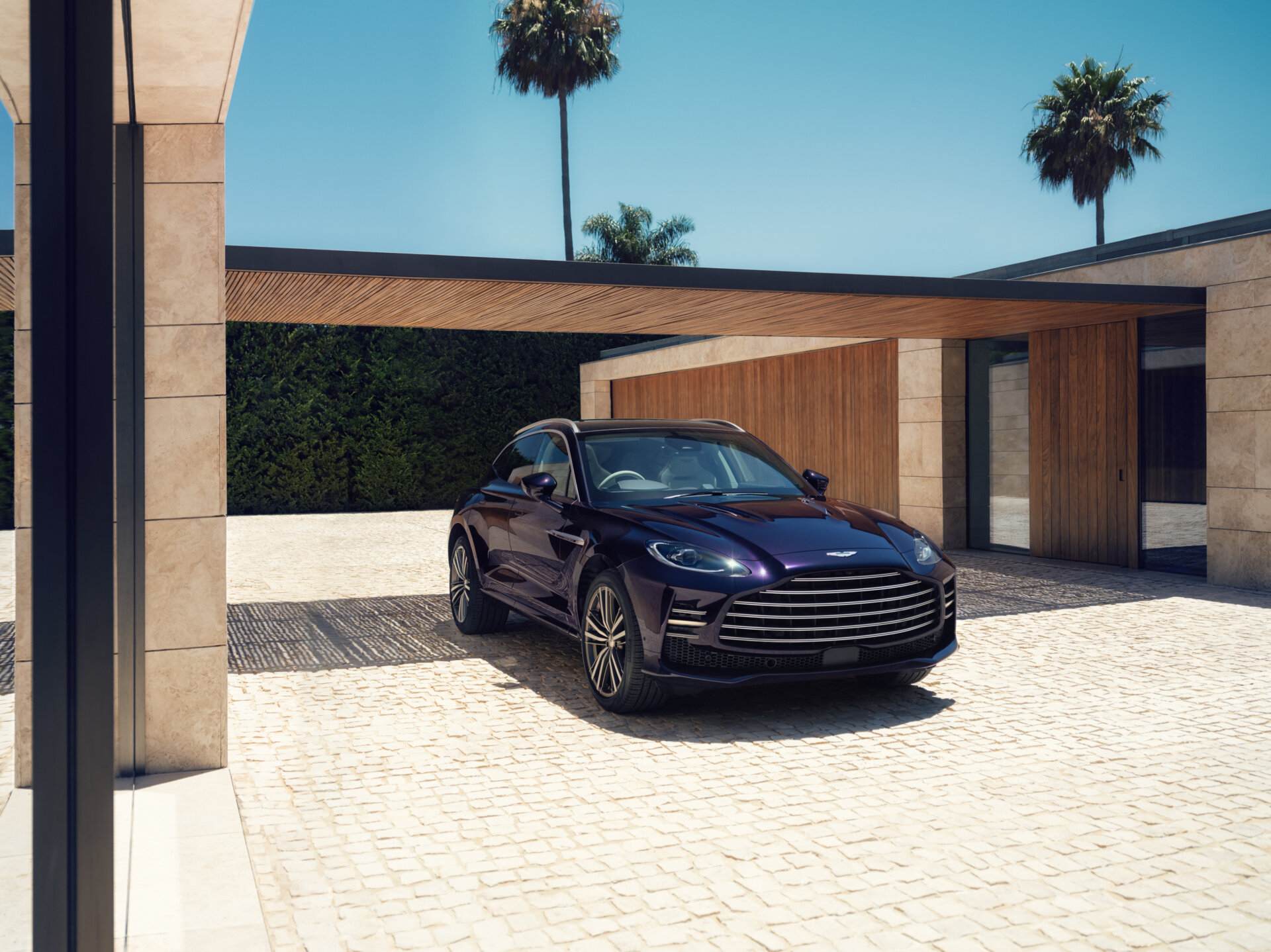Nový Aston Martin DBX GT v pohľade spredu zboku.