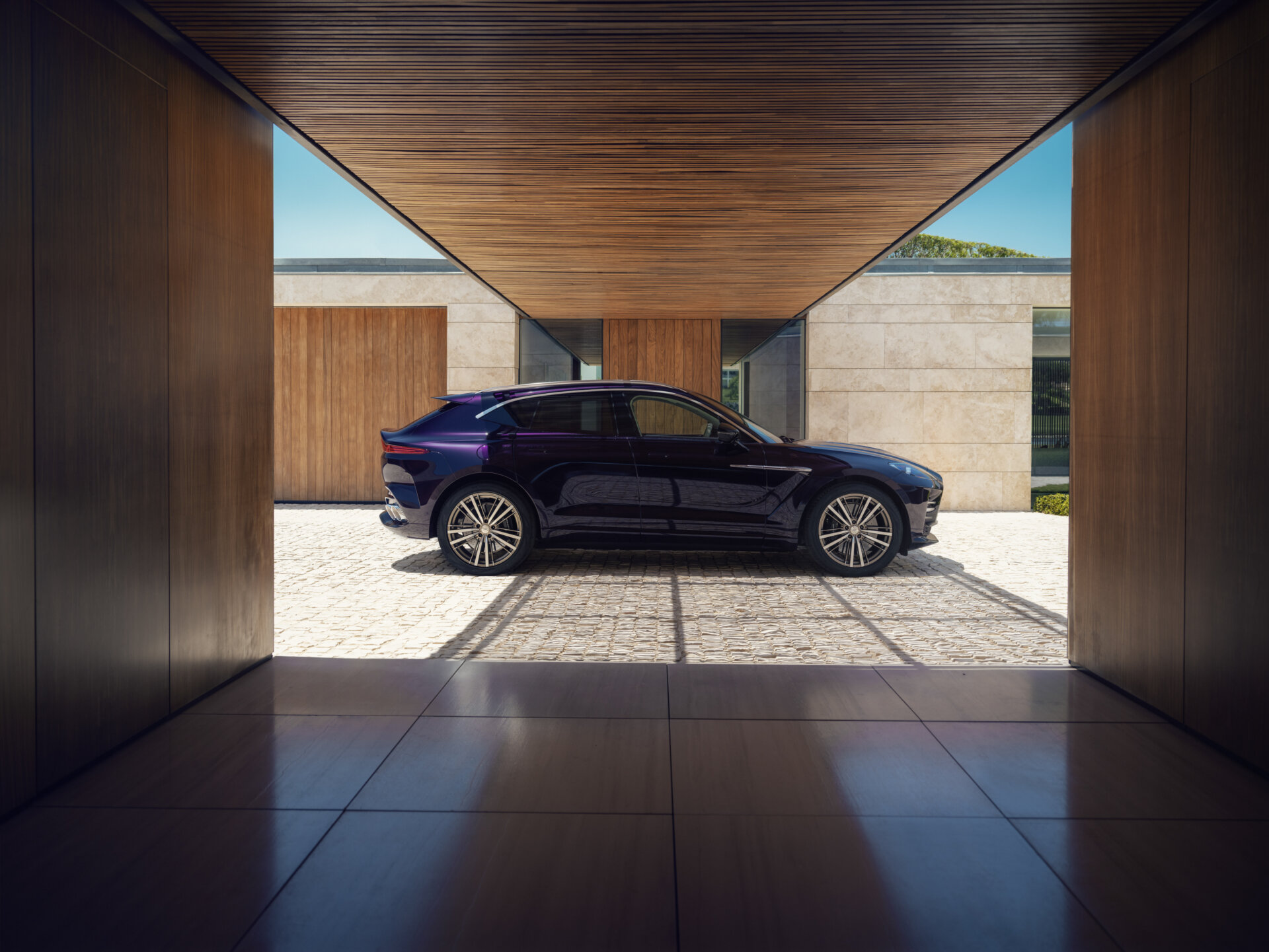 Bočný profil nového Aston Martin DBX GT.