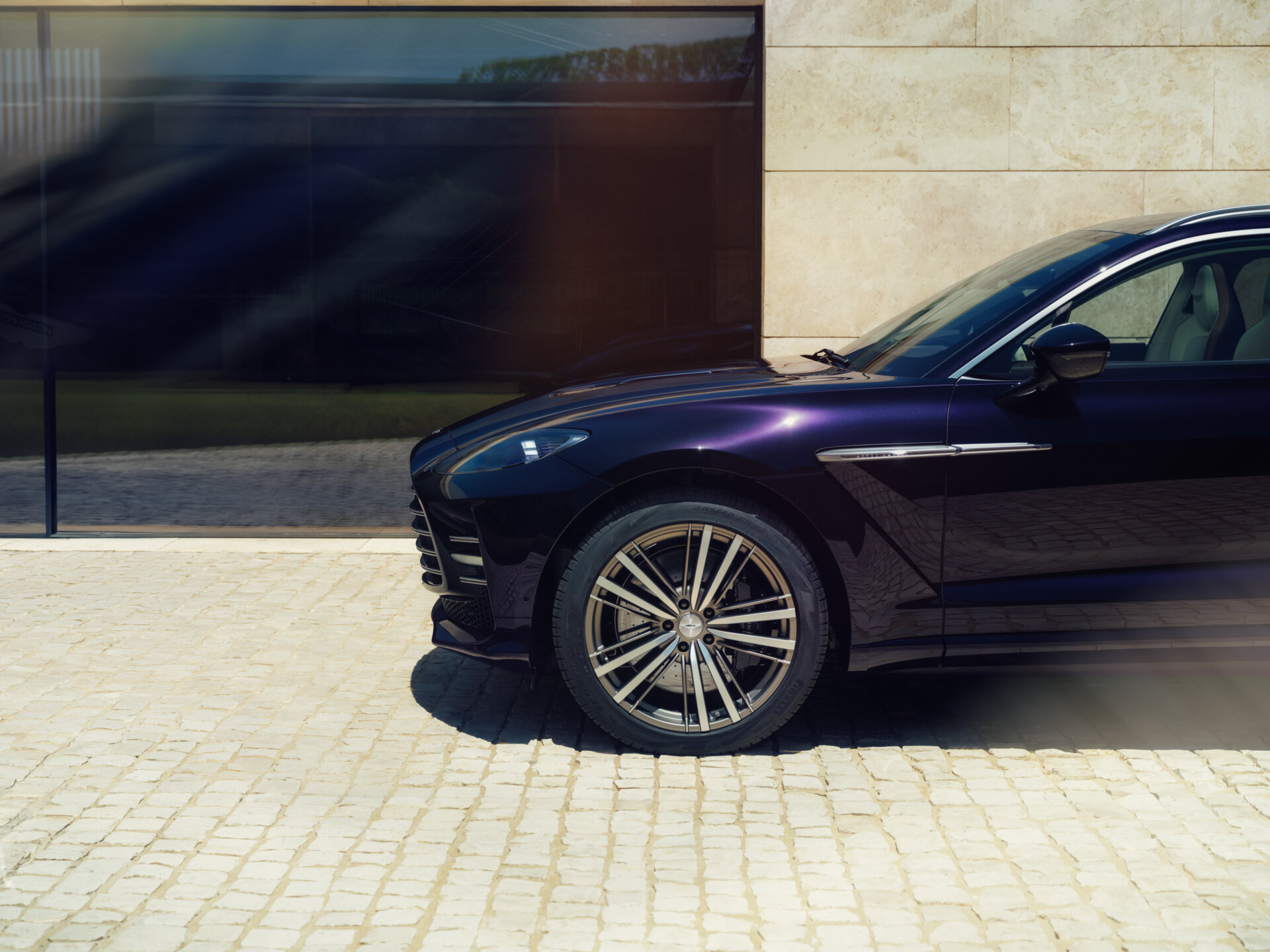 Detail prednej časti a kolesa nového Aston Martin DBX GT.