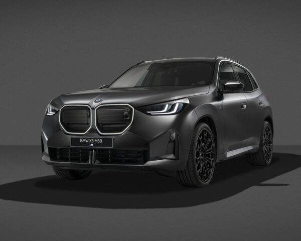BMW X3 M50 ponúka zvýšený výkon a exluzívny Black Package.