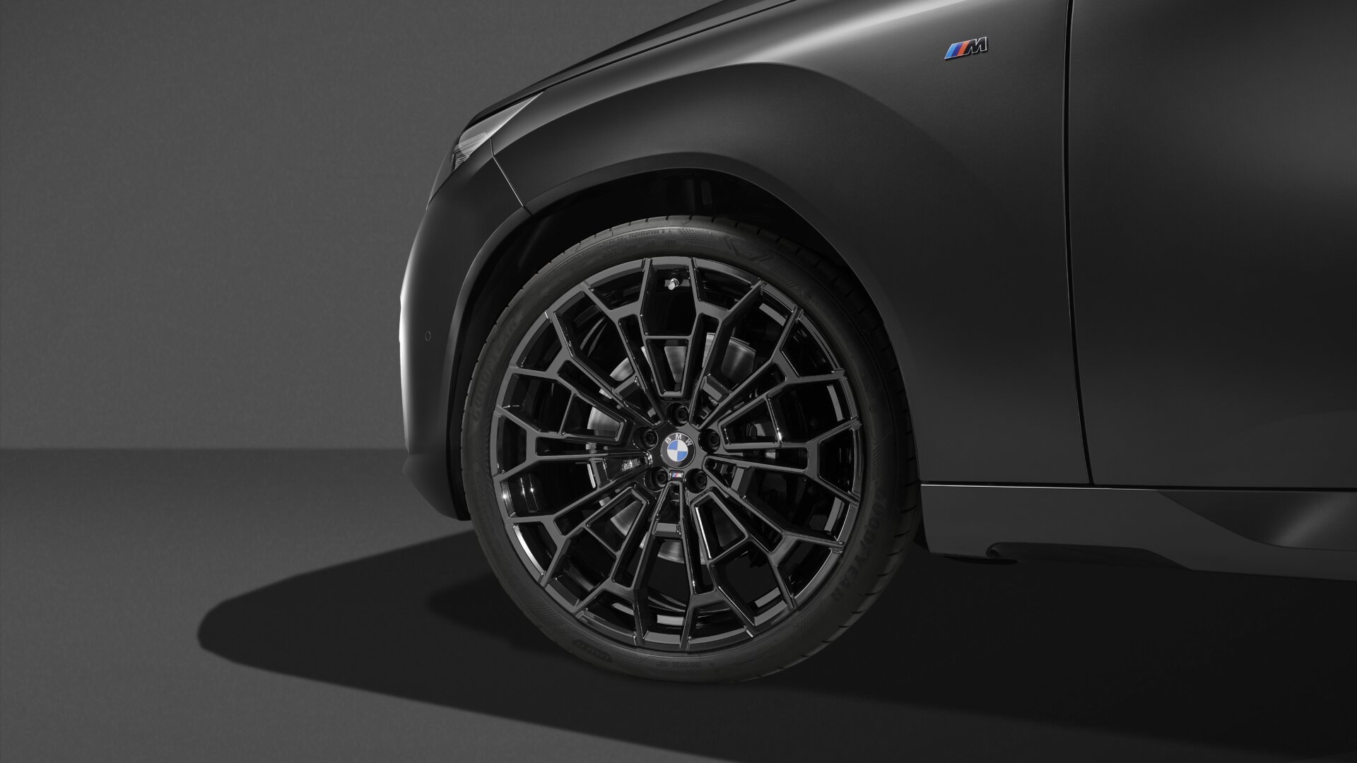 Detail čierneho 22-palcového kolesa BMW X3 M50 Black Package.