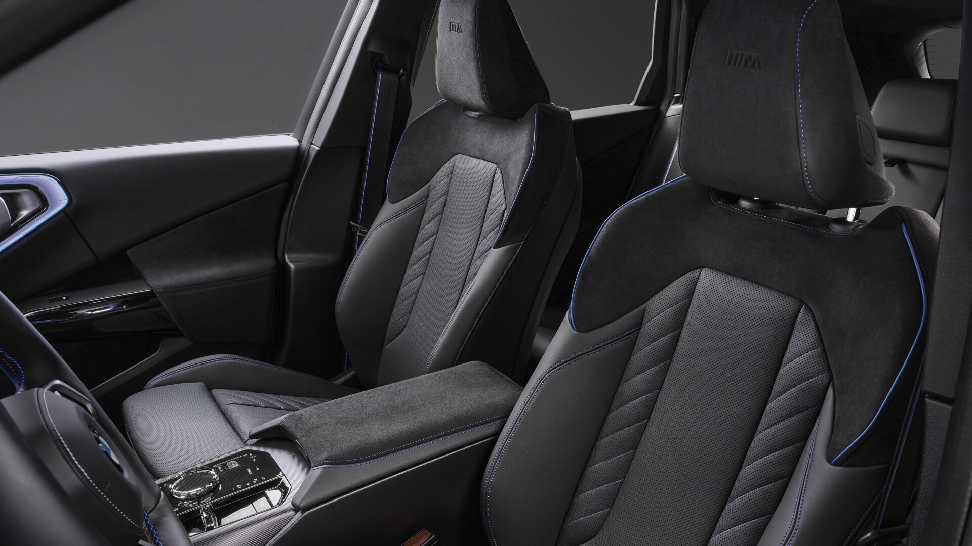 Interiér BMW X3 M50 Black Package so sedadlami Alcantara a Veganza.