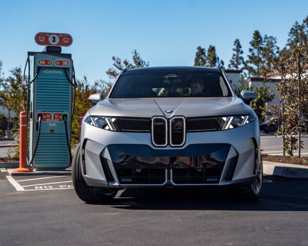 BMW iX5 ukázalo spolu s Alpitronic a IONNA USA nabíjanie výkonom 460 kW. Za desať minút má pridať stovky kilometrov
