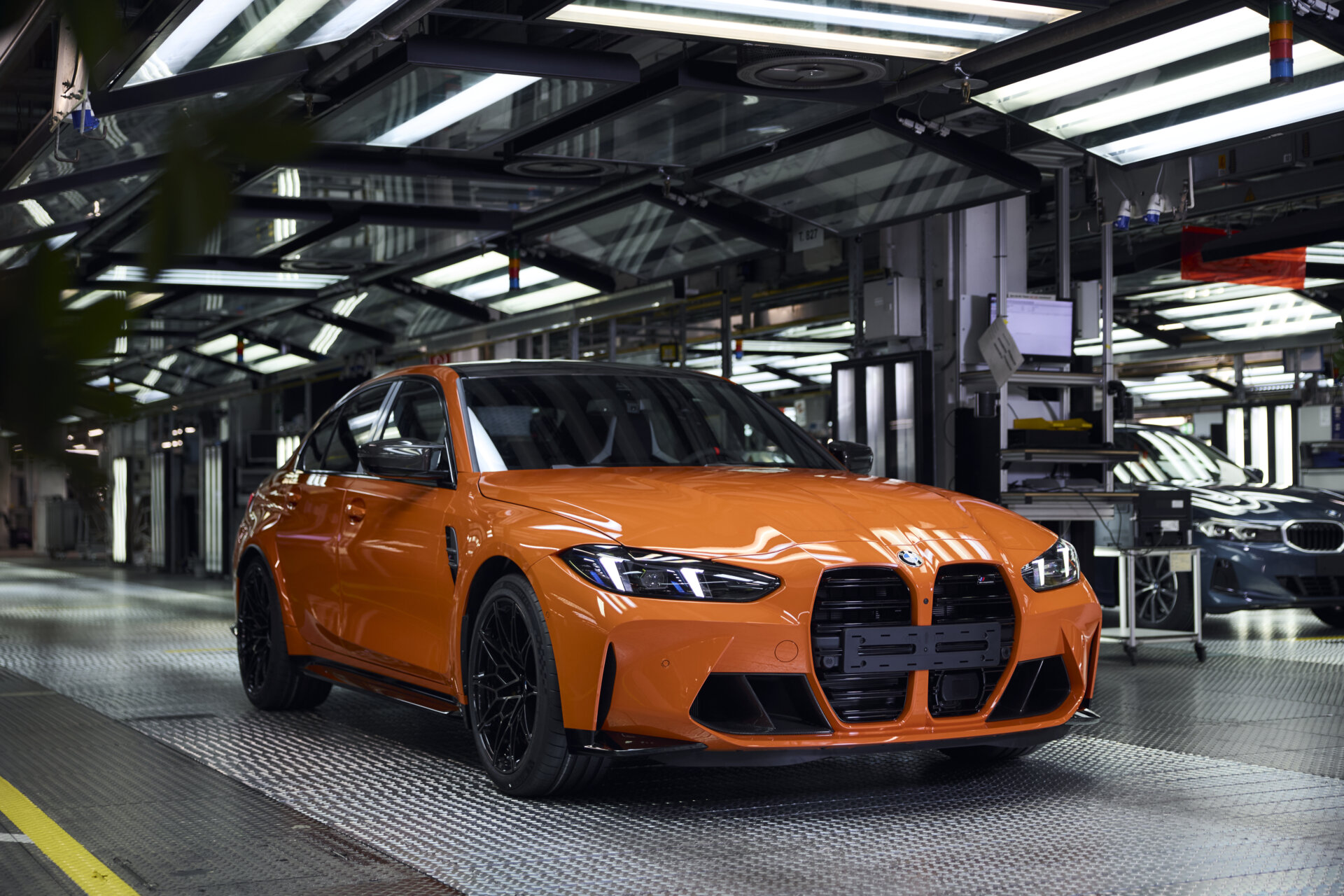 Oranžové BMW M3, miliónte vozidlo divízie BMW M, v závode Mníchov.