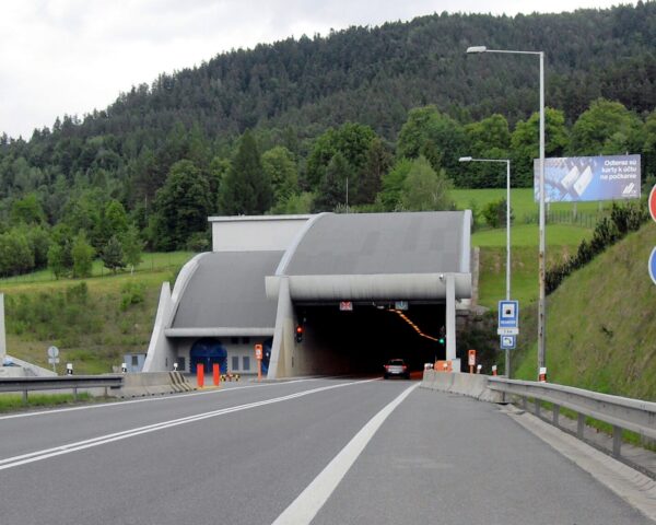 Archívna snímka západného portálu tunela Branisko z roku 2012.