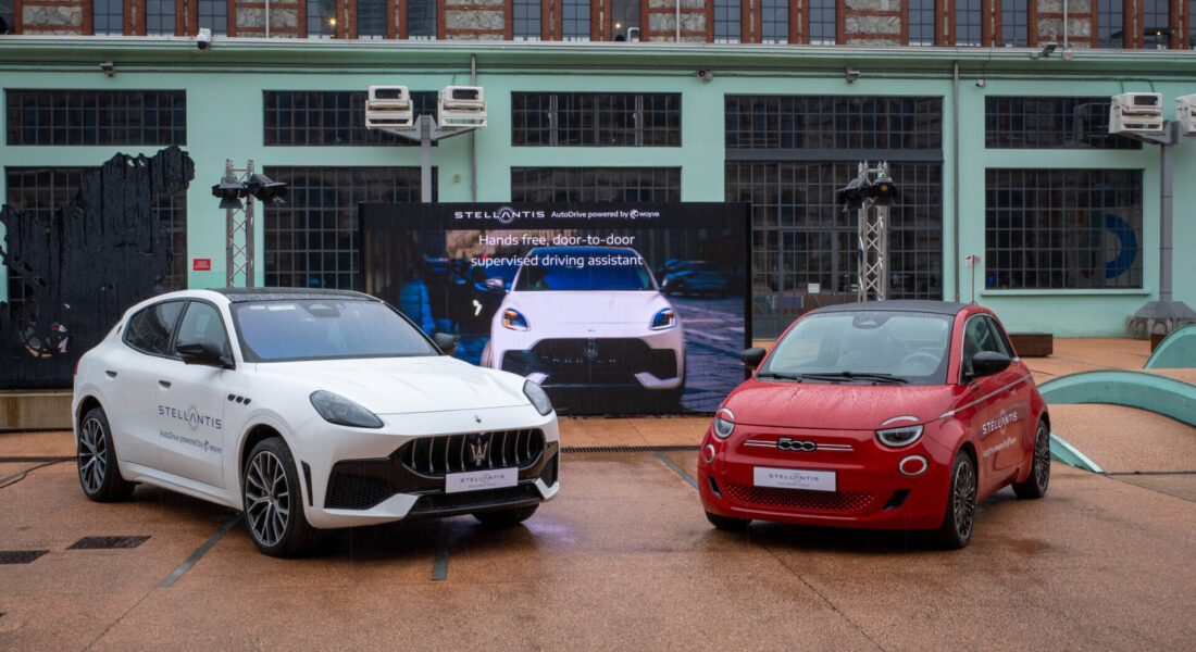 Červený elektrický Fiat 500e a biele Maserati Grecale pred budovou v Turíne.