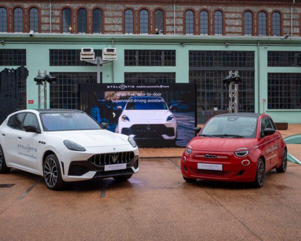 Fiat 500e skúša asistenta, ktorý jazdí bez rúk. Vodič musí stále dohliadať