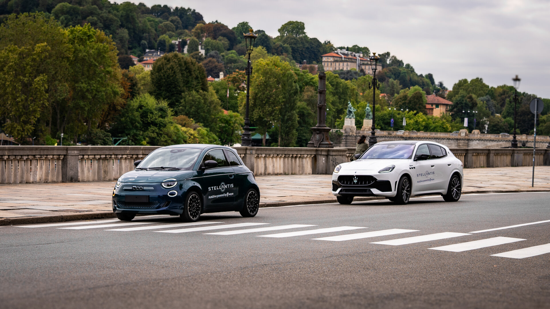 Fiat 500e a Maserati Grecale na mestskej ceste počas demonštrácie.