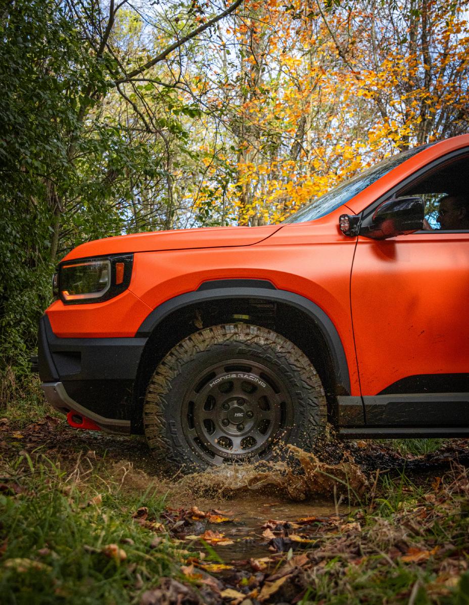 Oranžový Honda Passport s diskami HRC v teréne