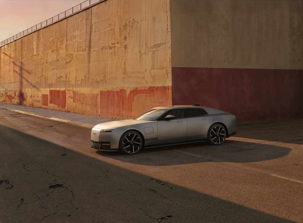 Predný trištvrťový pohľad na strieborný Jaguar Type 01.