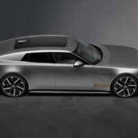 Bočný profil strieborného sériového Jaguaru Type 01.