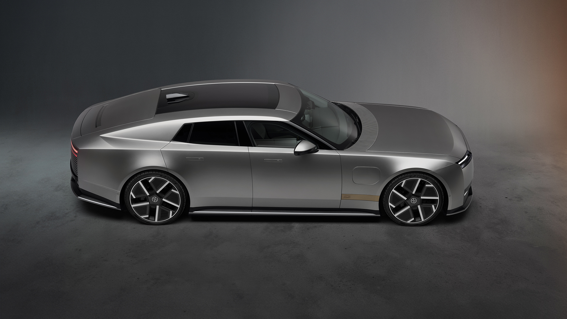 Bočný profil strieborného sériového Jaguaru Type 01.