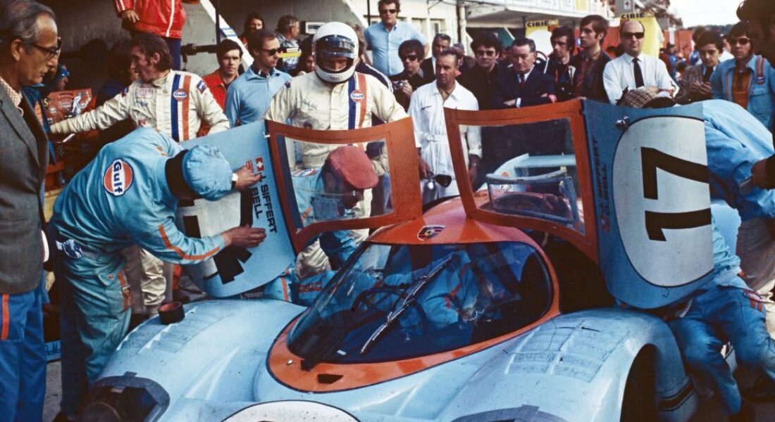 Derek Bell s prilbou pri Porsche 917 LH na Le Mans 1971