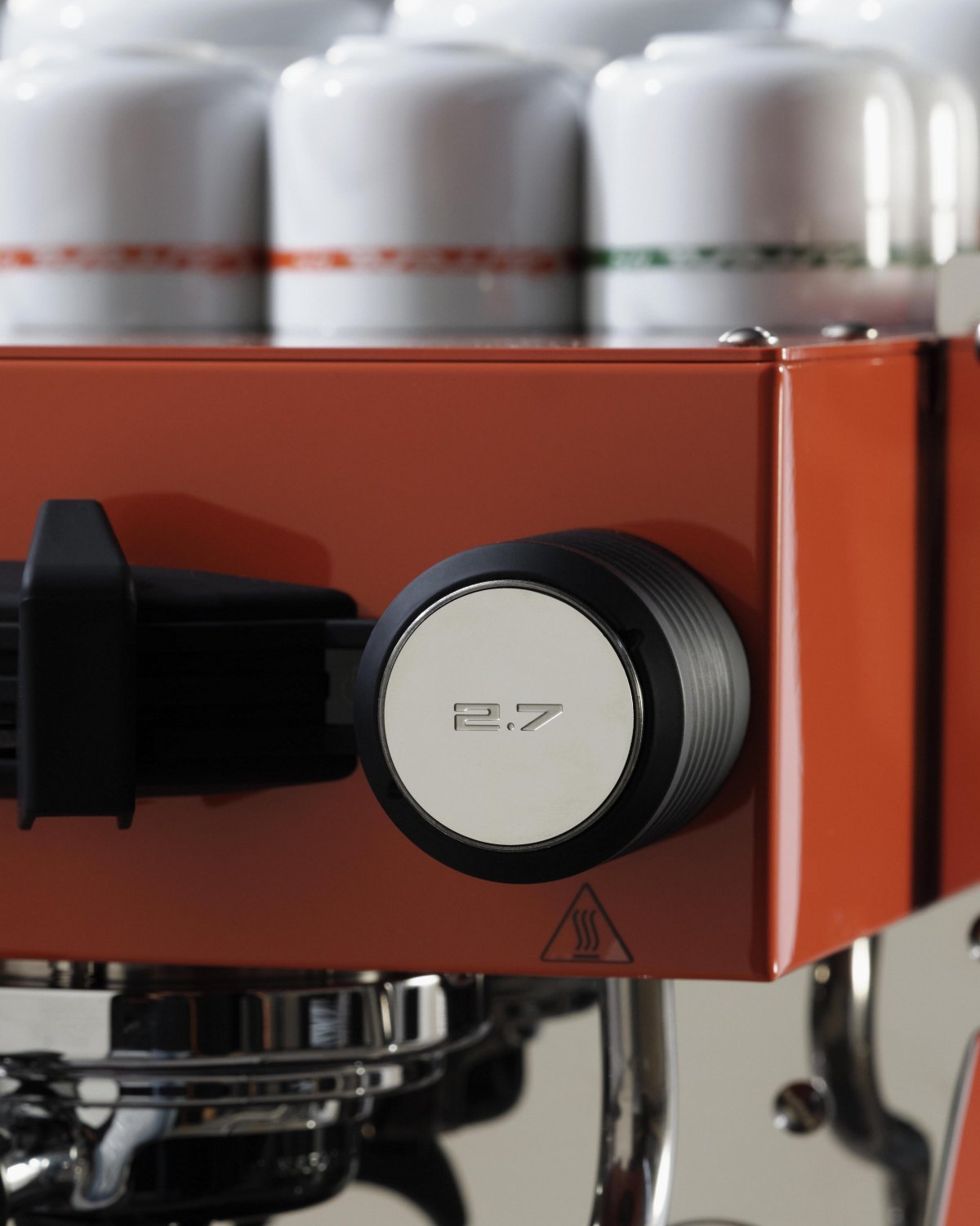 Detail ovládania kávovaru La Marzocco s označením 2.7