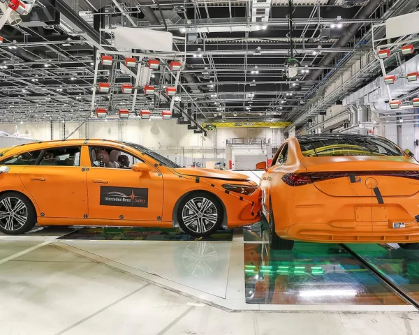 Mercedes poslal dve CLA proti sebe. Hybridné CLA zasiahlo Elektrické CLA pri 56 km/h