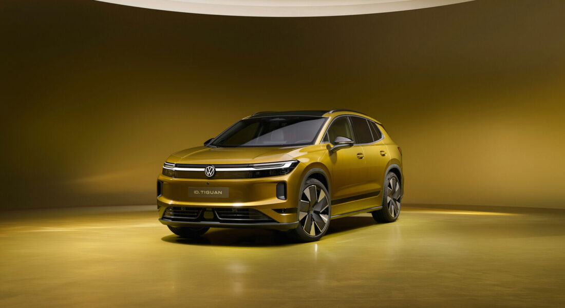 Zlatý elektrický Volkswagen ID. Tiguan z predného trojštvrťového pohľadu.