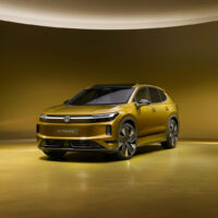 Zlatý elektrický Volkswagen ID. Tiguan z predného trojštvrťového pohľadu.