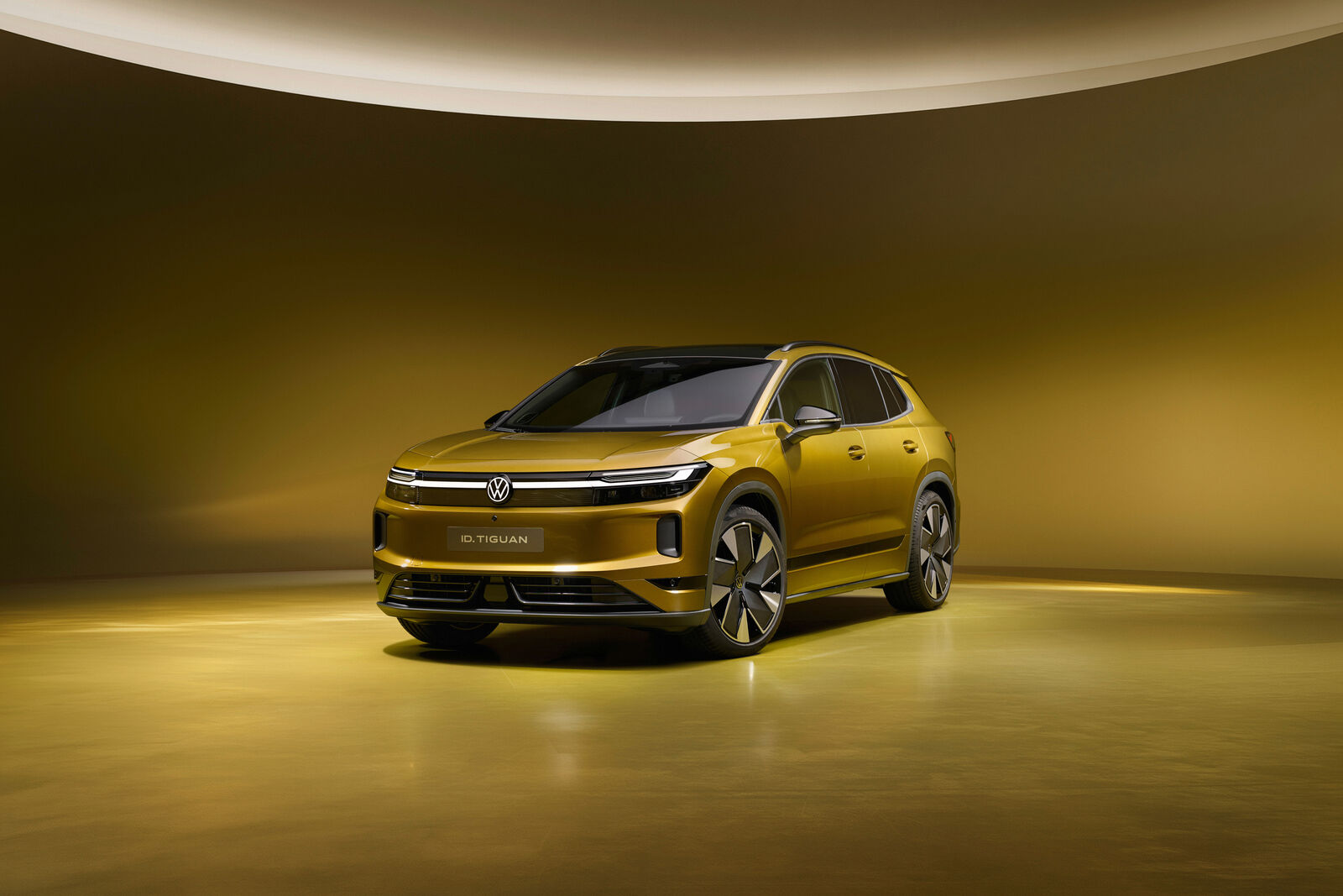 Zlatý elektrický Volkswagen ID. Tiguan z predného trojštvrťového pohľadu.