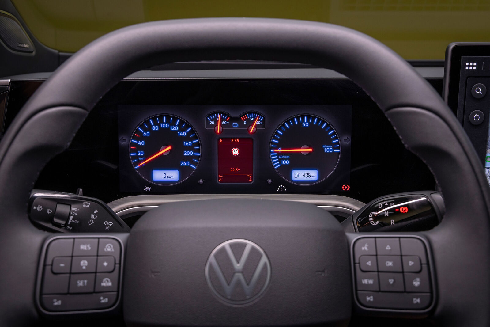 Displej a volant Volkswagenu ID. Tiguan s modro-červenými retro budíkmi.